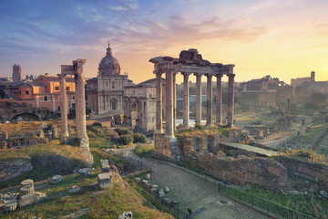 Fototapeta premium Rzymskie forum. Obraz Forum Romanum w Rzymie, Włochy podczas wschodu słońca.