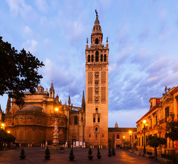 Fototapeta premium Giralda - dzwonnica katedry w Sewilli