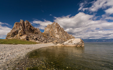 Fototapeta na wymiar Озеро Байкал. Горы, острова и волны. Россия.The Lake Baikal. Mountains, Islands and waves. Russia.