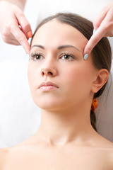 Naklejka premium facial massage points. intense massage temples
