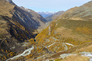 Fototapeta na wymiar Val d'Anniviers, alpine valley in the fall
