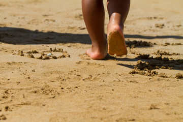 Piedi di bambino sulla sabbia
