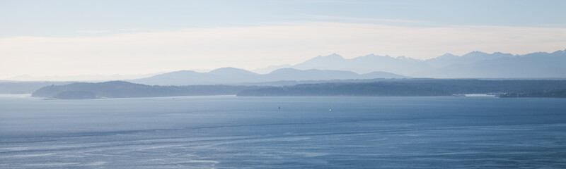 Waterview, looking across the Puget 
Sound from the city of Seattle, Washington, USA - obrazy, fototapety, plakaty