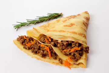 блин с мясными сердцами на белом фоне