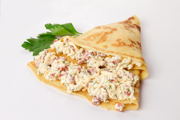 блин с салатом из крабовых палочек на белом фоне