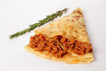 блин с мясом на белом фоне