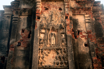 Fototapeta na wymiar Thai art sculture at Pagoda in Wat Chaiwatthanaram,Ayutthaya Historical Park.