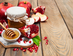 Honey with pomegranate and apples