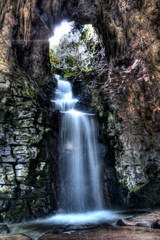 Fototapeta na wymiar Waterfall from Buttes-chaumond parc in Paris