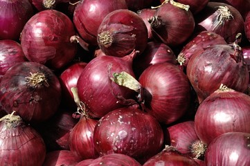 Red onions at a market stall