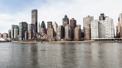 Fototapeta na wymiar Manhattan skyline, skyscrapers as seen from Roosevelt Island in the East River, New York, NY