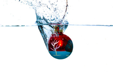 Rote Kugel f&auml;llt ins Wasser