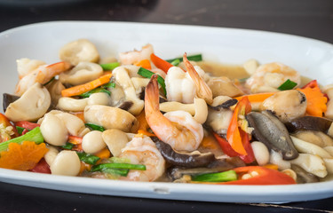 shrimp fried with various mushroom