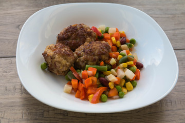 Мясные котлеты с овощами