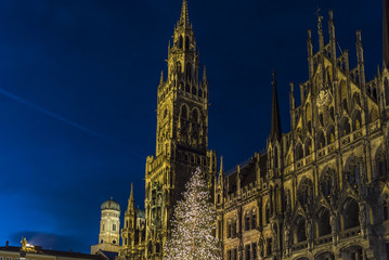 Münchner Rathaus bei Nacht zur Weihnachtszeit