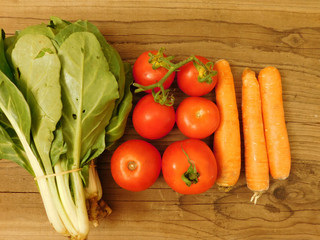 vegetables to eat on wooden base