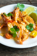  Roasted shrimps with garlic, olive oil and lime