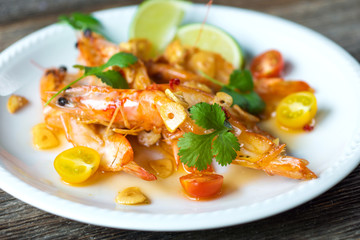  Roasted shrimps with garlic, olive oil and lime