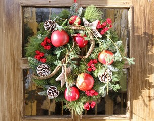 Haustür mit Kranz weihnachtlich dekoriert