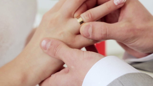 Putting wedding ring on bride finger futage