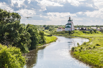 Church of Elijah the Prophet on Ivanova mountain or Elias Church - Orthodox church in Suzdal, on the banks of the Kamenka River, Russia. Gold ring of Russia. - obrazy, fototapety, plakaty