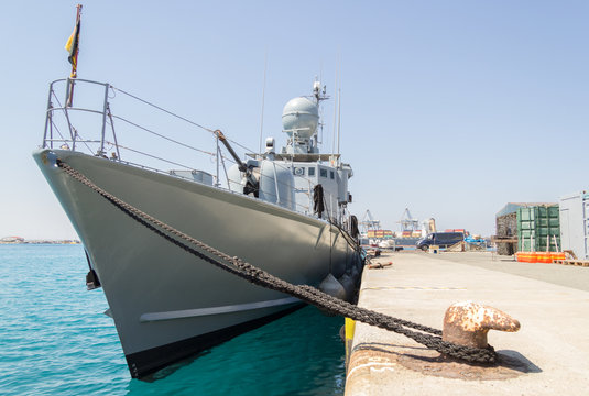 Schnellboot im Hafen