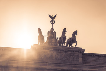 Obraz premium Brandenburg gate quadriga sight in berlin city germany europe. Sunset behind the german symbol and landmark Brandenburger Tor at Pariser Platz in the german capital berlin city.