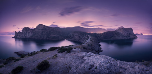 Beau paysage nocturne avec montagnes, mer et ciel étoilé