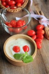 Yogurt with fresh tomatoes