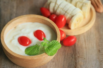 Yogurt with fresh tomatoes