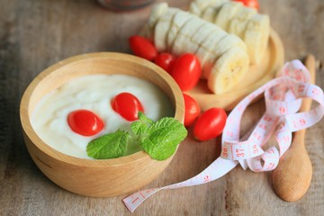 Yogurt with fresh tomatoes