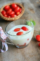 Yogurt with fresh tomatoes