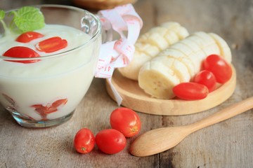 Yogurt with fresh tomatoes
