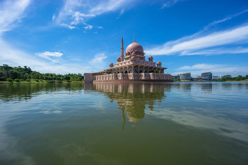 Obraz premium PUTRAJAYA, MALAYSIA - 26TH APRIL 2015; Moment at Putra Mosque. This mosque is the principal mosque of Putrajaya, Malaysia. Construction of the mosque began in 1997 and was completed two years later.