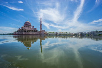 Obraz premium PUTRAJAYA, MALAYSIA - 26TH APRIL 2015; Moment at Putra Mosque. This mosque is the principal mosque of Putrajaya, Malaysia. Construction of the mosque began in 1997 and was completed two years later.