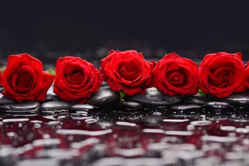 Foto op Plexiglas Stilleven met rij rode roos en natte stenen © Mee Ting