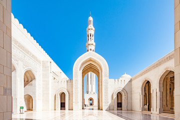 Sultan Qaboos Grand Mosque in Muscat, Oman. The newly built Grand Mosque was inaugurated by Sultan of Oman on May 4, 2001. - obrazy, fototapety, plakaty