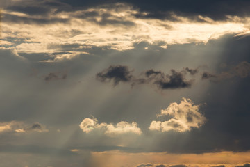 Obraz premium ray light of sun through cloud
