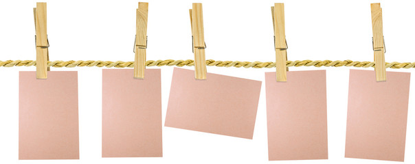 cinq cartes brunes sur corde à linge en ficelle naturelle