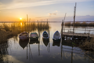 Przystań rzeczna o zachodzie słońca © Mike Mareen