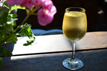 Ein Glas Weisswein gekühlt mit Blumendekoration