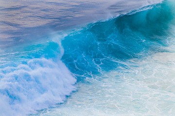 Riesenwelle in wunderschönem smaragdgrünem Licht © astreluk
