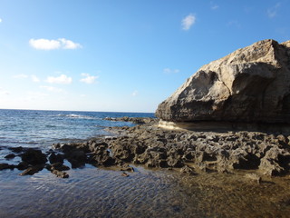 Скалы в море в летний солнечный день