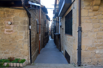 calle típica en Laguardia, España
