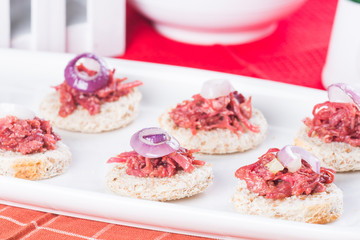 wheat bread topped with corned beef and sliced onions