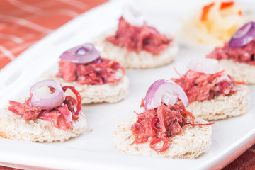wheat bread topped with corned beef and sliced onions
