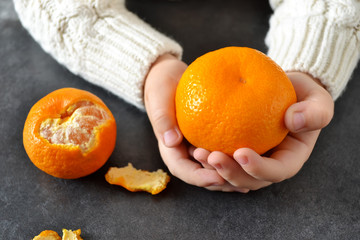 in the hands of the child's Mandarin 
