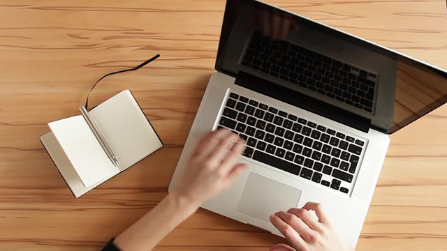 Am Laptop etwas recherchieren/Nachricht schreiben