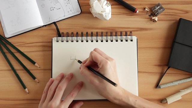 Mit Bleistift in ein Zeichenbuch zeichnen; Charaktere zeichnen