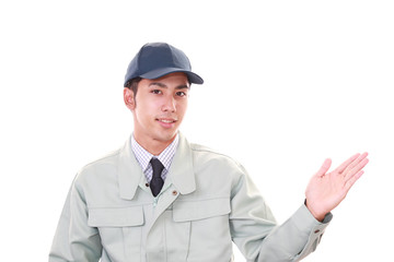 案内する笑顔の作業員